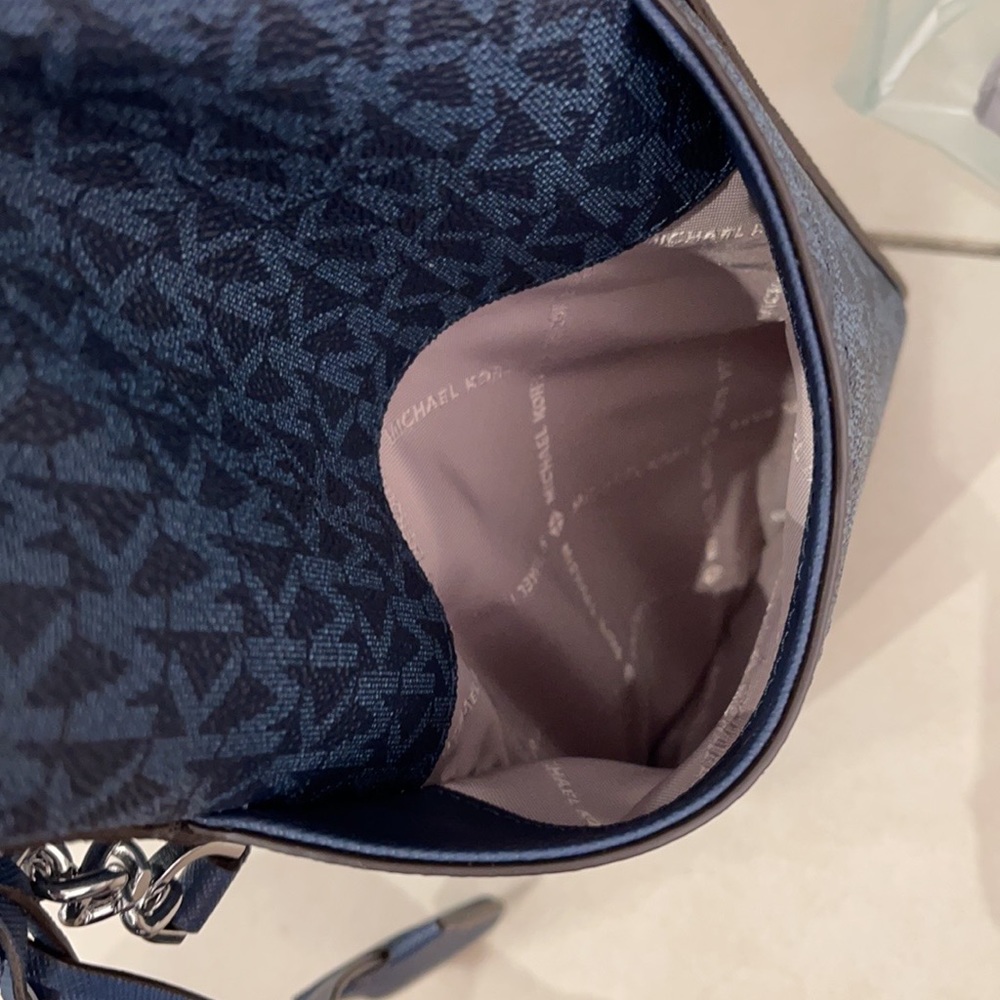 MICHAEL KORS
Jet Set Large Logo Shoulder Bag - Picture 13 of 16